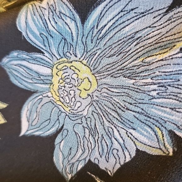 Signature Womens 3X Floral V-Neck Women's Top - Black and Blue Flowie - Picture 8 of 9